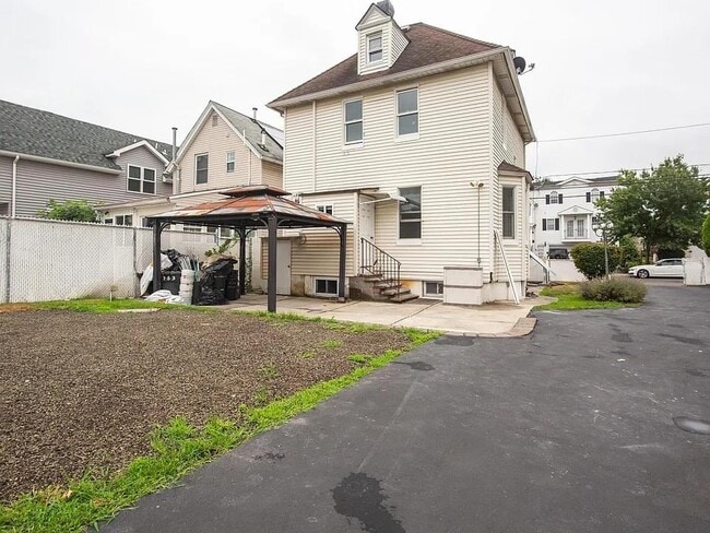 Building Photo - 733 Hudson Ave Unit 1