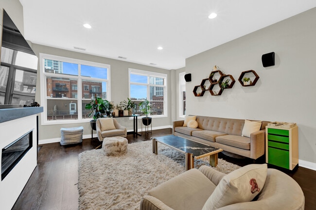 Photo - 550 W Fulton St