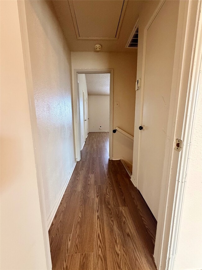 Building Photo - 7700 Creekbend Dr Unit 1