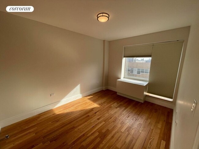 Photo - 885 Grand St