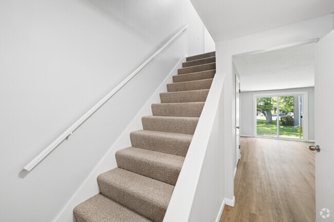 2BR, 1.5BA - 1,100SF - Entry