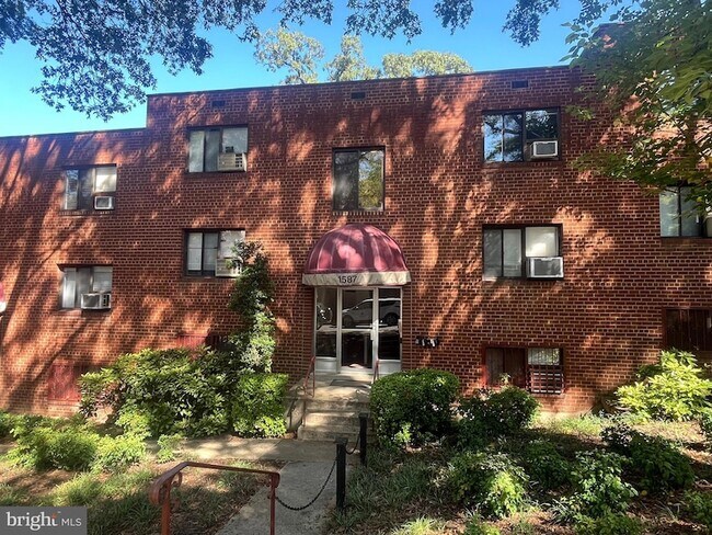 Building Photo - 1587 N Colonial Terrace Unit 204X
