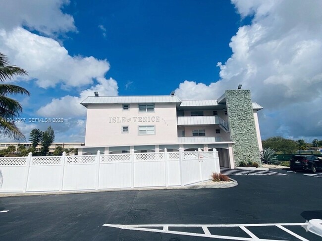 Building Photo - 2775 Taft St Unit 307
