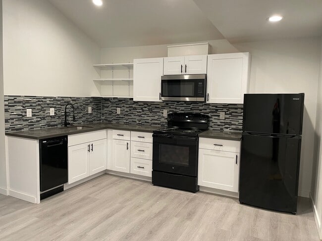 Building Photo - 6647 N Astor St Unit B