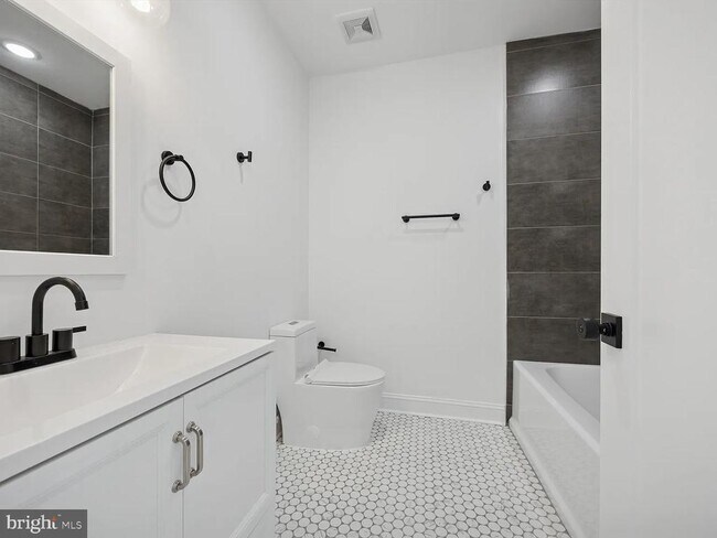 Building Photo - 1620 Ridge Ave Unit 302 Rental