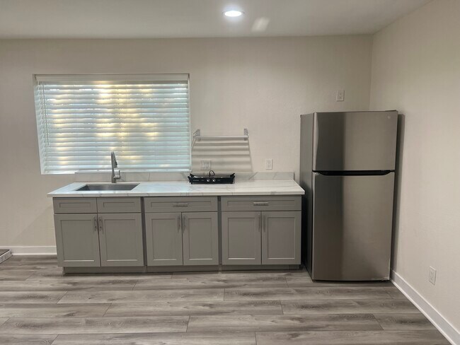 Kitchenette - 2330 Sebring St Unidad B