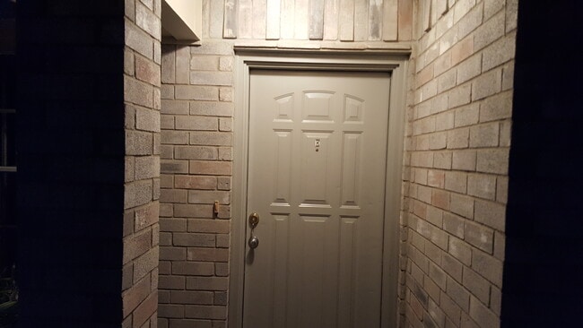 Building Photo - 6800 N 8th St Unit Apartment B