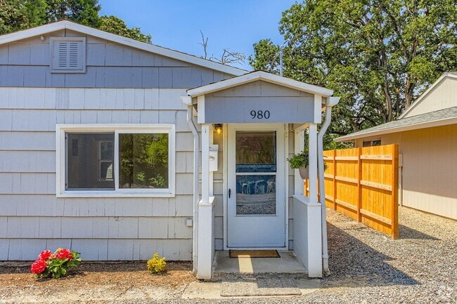 Building Photo - 2 Bedroom Cottage Rental