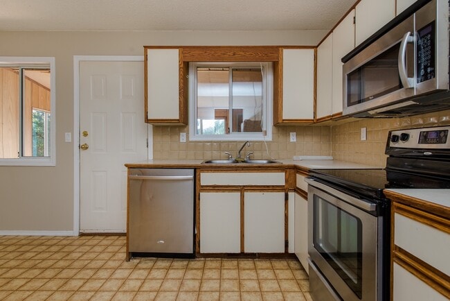 Photo - 8596 Ashwell Rd