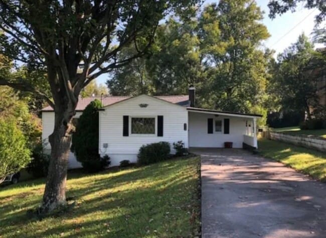Building Photo - 3/1 bath - Town acres school district!- Showings to start 6/10