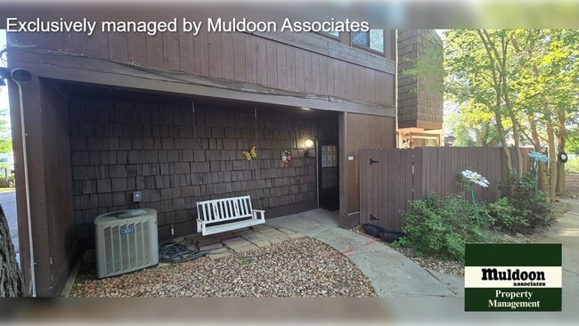 Building Photo - Updated Belmont condo ready now!