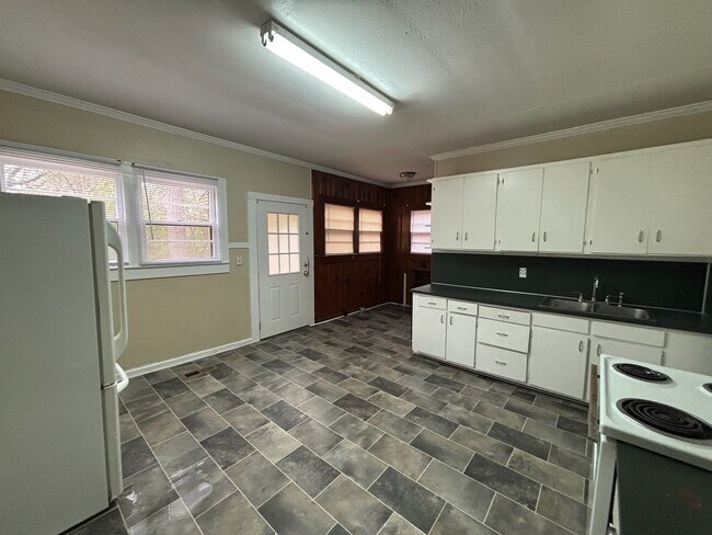 Photo - Located On Forrest Road!!