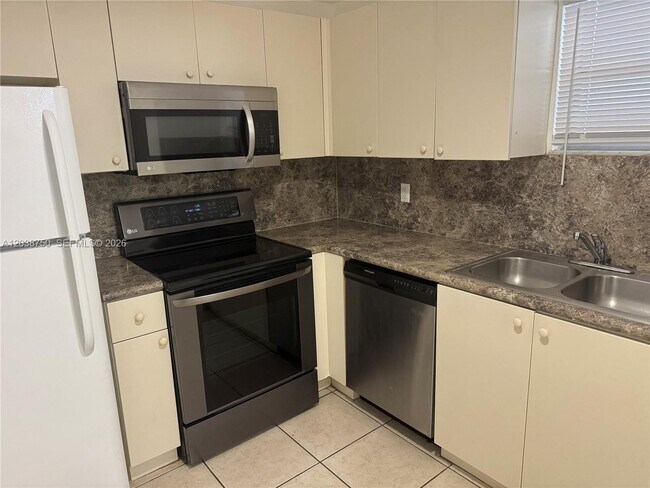 Photo - 4235 N University Dr Unidad 202