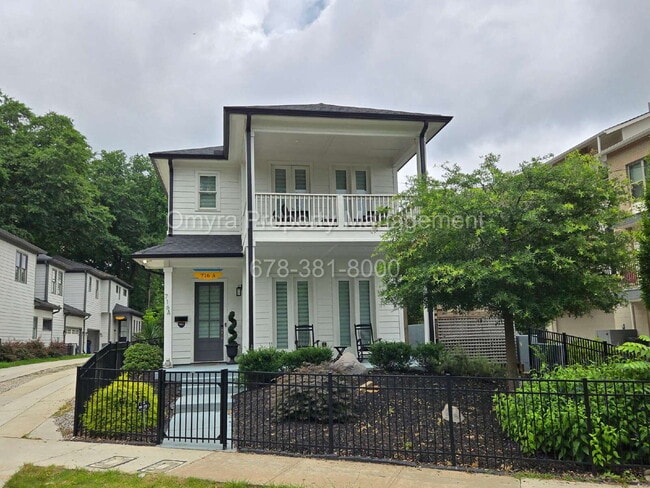 Building Photo - Gorgeous 4 Bedroom Home Near Grant Park! Unit A