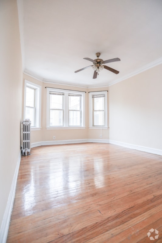 Building Photo - 3950 W Roscoe St Rental