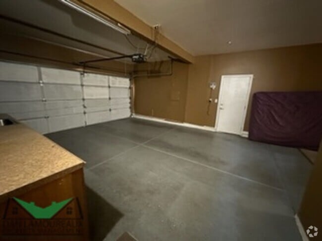 Building Photo - 4 Bedroom in East Woodland Rental