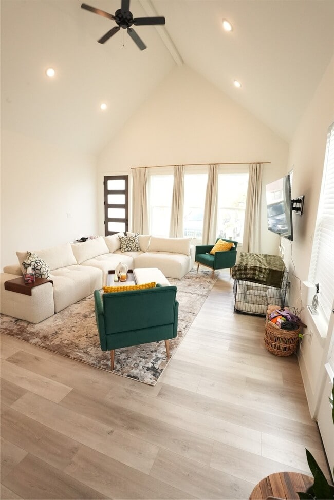 Photo - 2406 Mann St