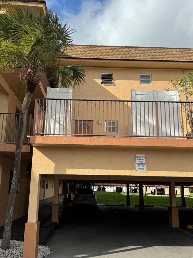 Building Photo - 4121 NW 26th St Unit T20