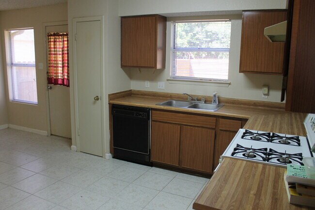 Photo - Millwood Home For Rent In Austin, 12606 Ol...