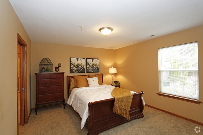 3BR, 2BA w/golf course view - Bedroom