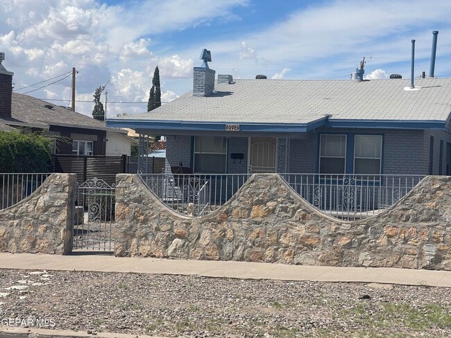 609 E Robinson Ave