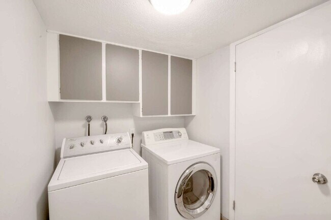 Photo - Convenient Sandy Townhome with 3 BD & 2 BA