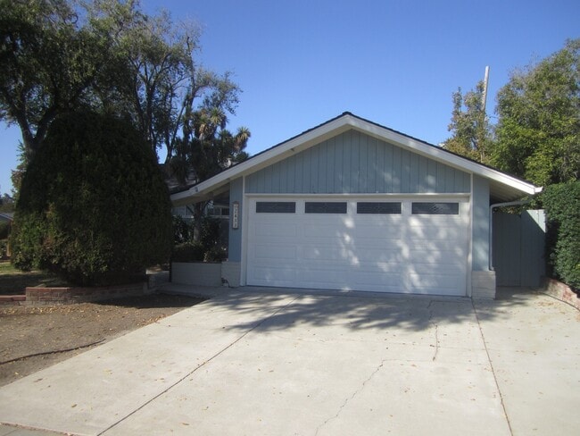 Building Photo - SPACIOUS 3BED, 2 BATH IN EXCELLENT SANTA C... Rental