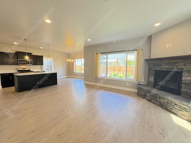 Photo - 4BR - 2.5 BA SE Bend home in great neighborhood with park and pool!