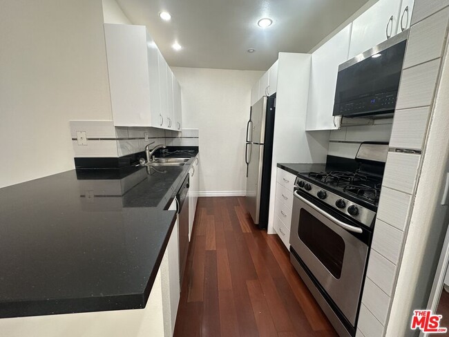 Photo - 18350 Hatteras St Unidad 202
