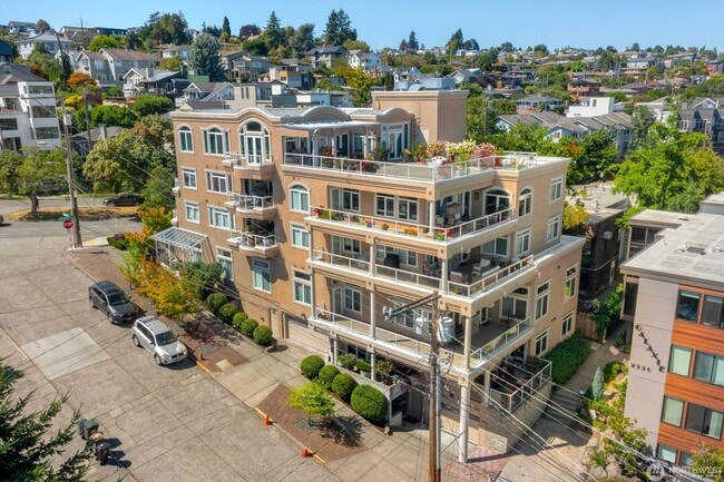 Photo - Luxury spacious unit with partial downtown view in Magnolia Unit 101