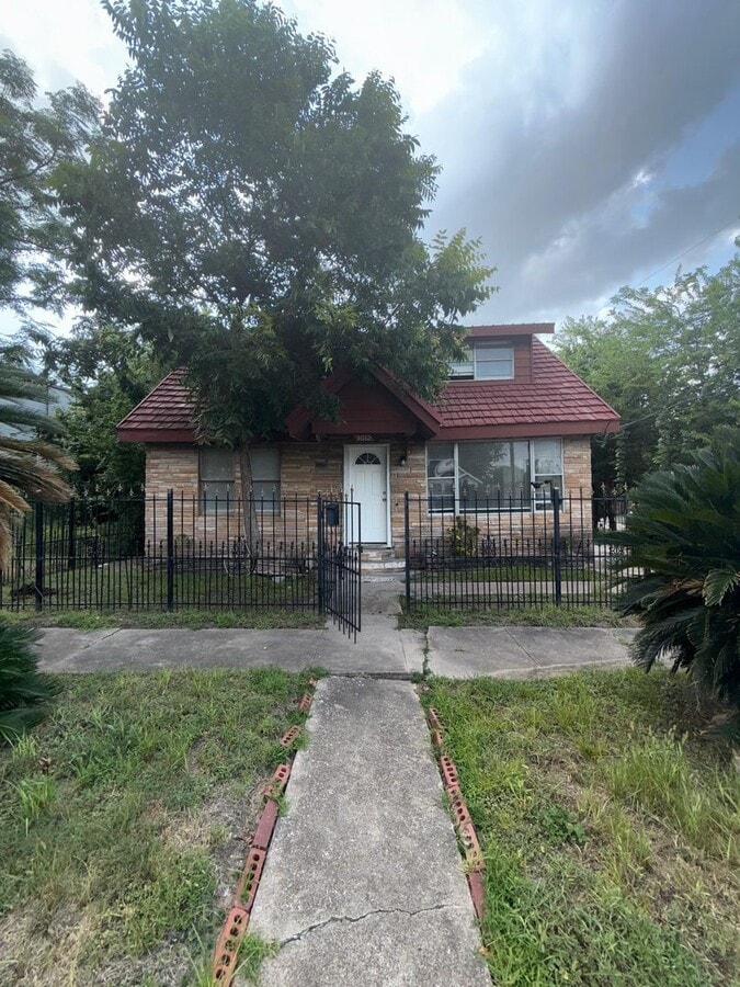 Photo - 3012 Live Oak St