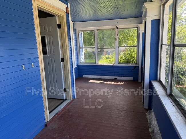 Photo - 229 W Allen St