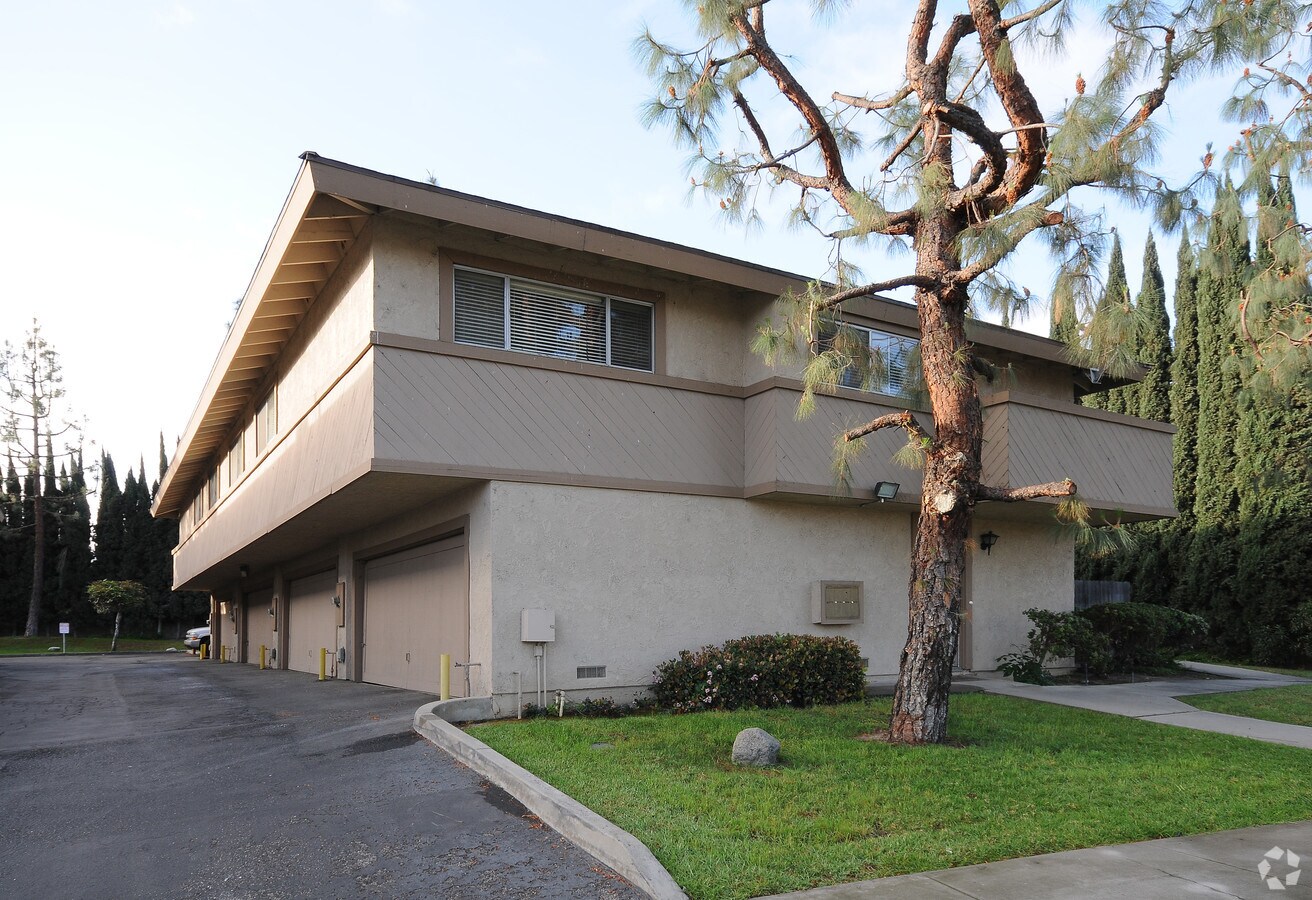 Lakeview Manor - Lakeview Manor Apartments