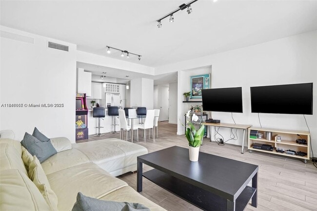 Building Photo - 999 SW 1st Ave Rental