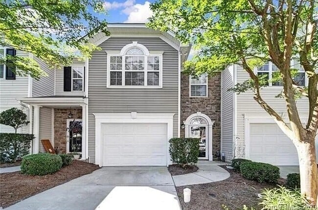 Building Photo - Townhome