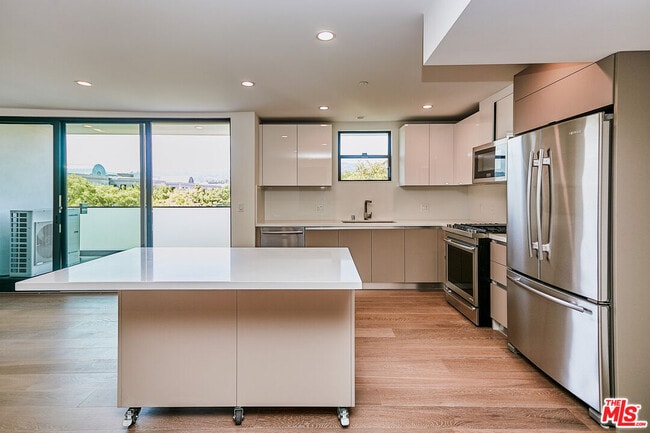 Photo - 328 N Maple Dr Unit 303