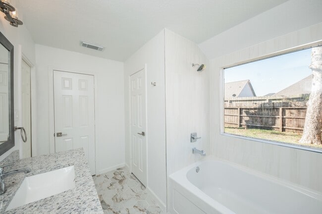 Photo - 121 Coffee Ln