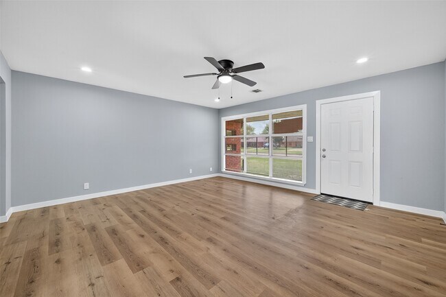 Photo - 627 Edgebrook Dr