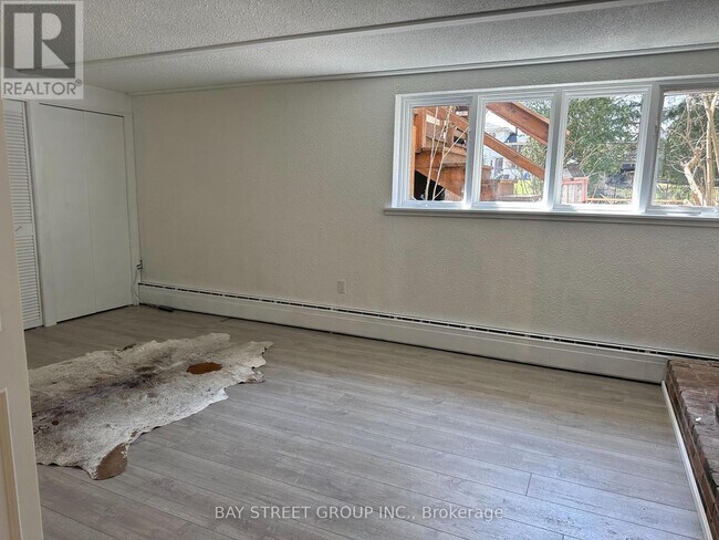 Photo - 460 Chartwell Rd