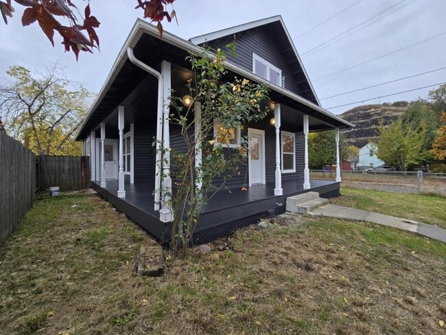 Building Photo - 205 SE Lane Ave