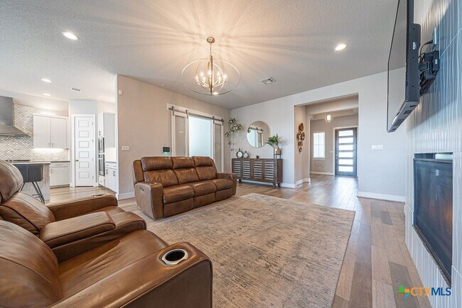 Photo - 350 Nightshade Trl