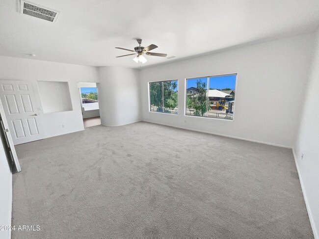 5322 W La Salle St