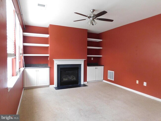 Photo - 402 Kintyre Ln