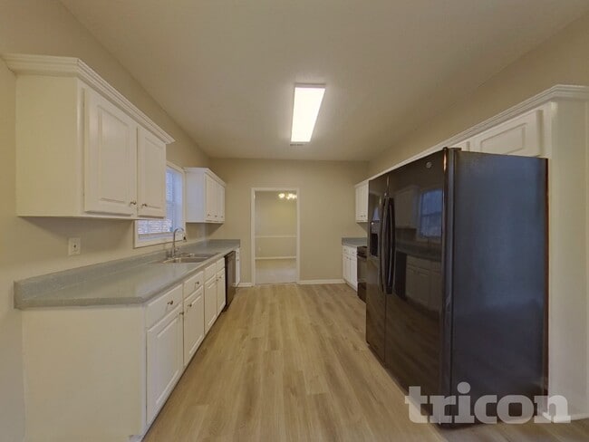 Photo - 5774 Broadleaf Way