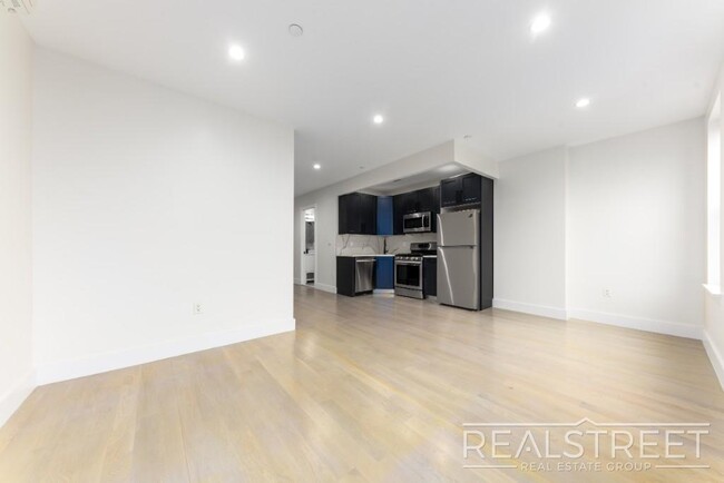 Stunning Spacious New 2 Bed with Roof Deck... - Stunning Spacious New 2 Bed with Roof Deck... Apartment Unit 3