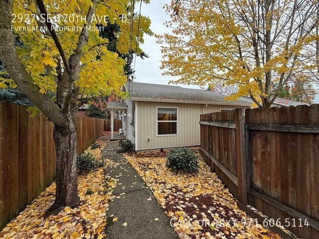 Building Photo - 2927 SE 170th Ave Unit B
