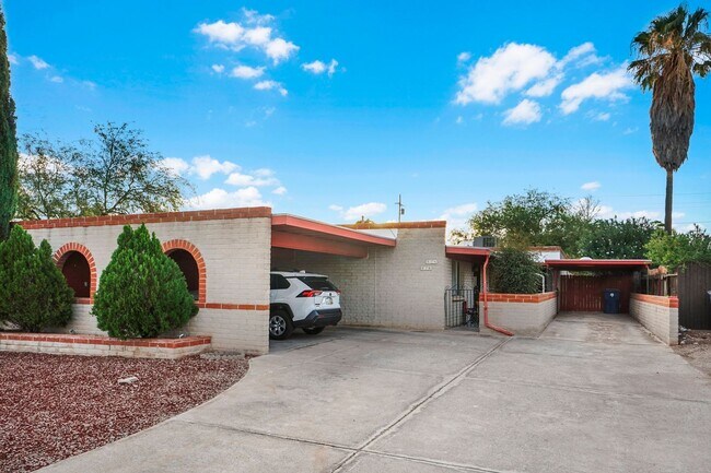 Building Photo - Radiant East Tucson Retreat: Bright 2-Bed with Large Private Backyard