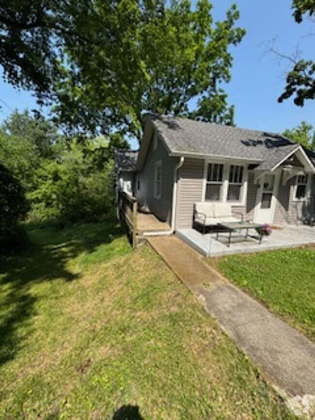 Building Photo - Roomy 1 Bedroom Rental