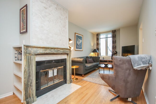 Photo - 239 York St