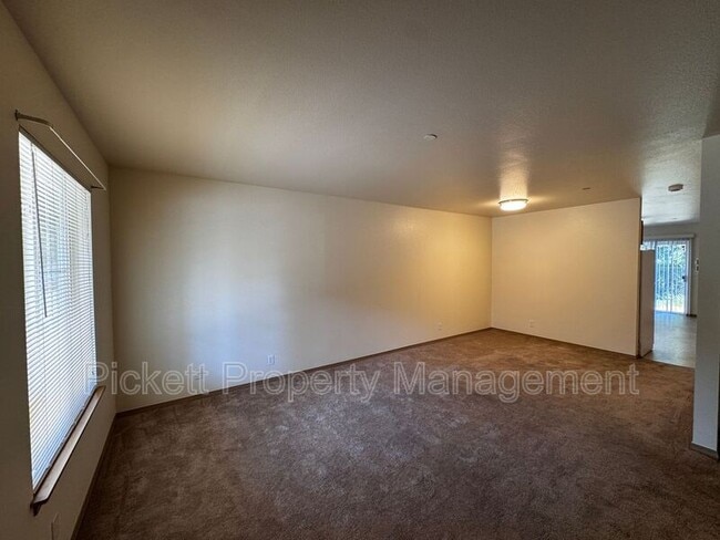 Photo - 680 Northpark Ln